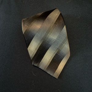 Gorgeous tie with rich beautiful colors.